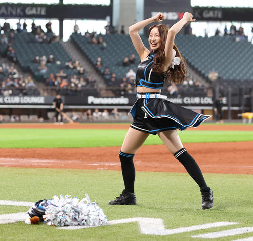 新ダンスをレクチャーするファイターズガールの竹市琴美