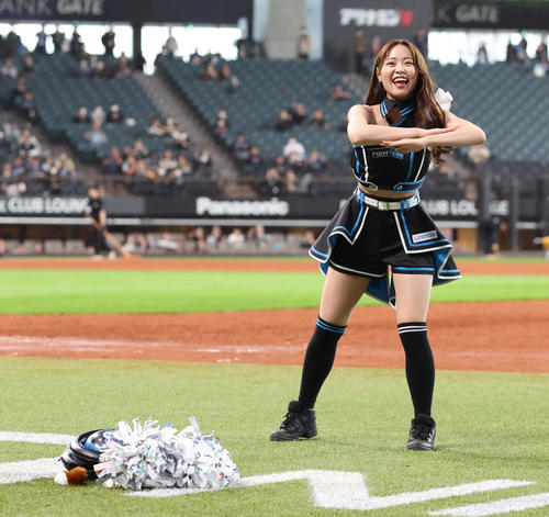 新ダンスをレクチャーするファイターズガールの竹市琴美