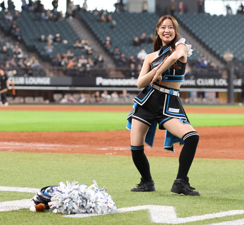 新ダンスをレクチャーするファイターズガールの竹市琴美