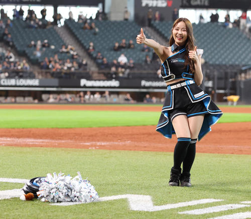 新ダンスをレクチャーするファイターズガールの竹市琴美