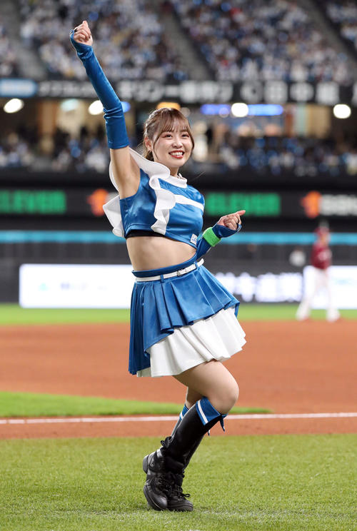 エスコンフィールドでパフォーマンスを行うファイターズガール竹市琴美
