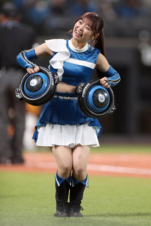 「ジンギスカンダンス」を踊るファイターズガールの竹市琴美