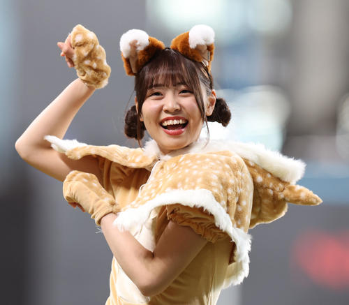「きつねダンス」を踊るファイターズガールの竹市琴美
