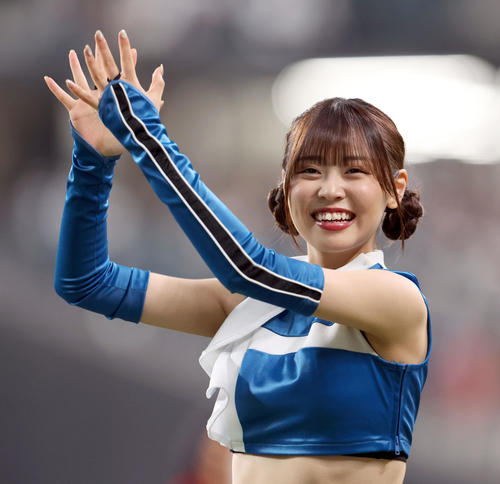 羊ヘアでダンスを披露するファイターズガールの竹市琴美