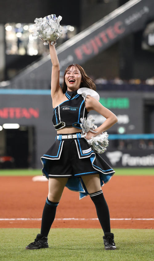 ダンスを踊るファイターズガールの竹市琴美