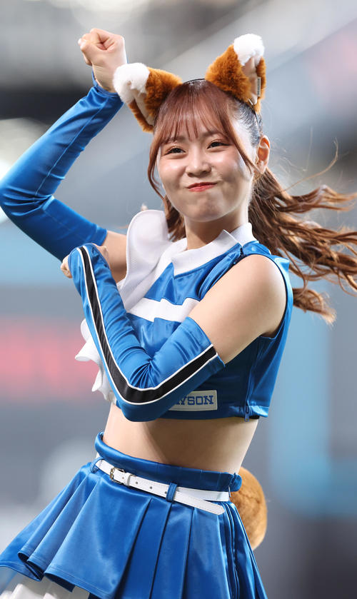 「きつねダンス」を披露するファイターズガールの竹市琴美