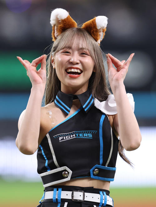 「きつねダンス」を踊るファイターズガールの竹市琴美
