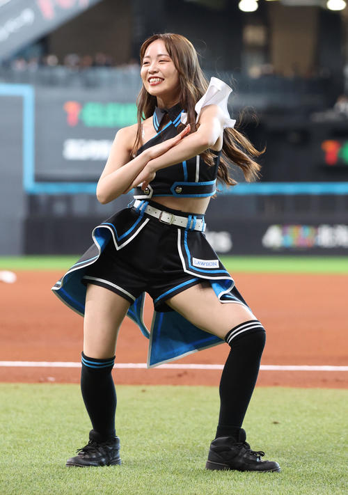 限定コスチュームで新ダンスを披露するファイターズガールの竹市琴美