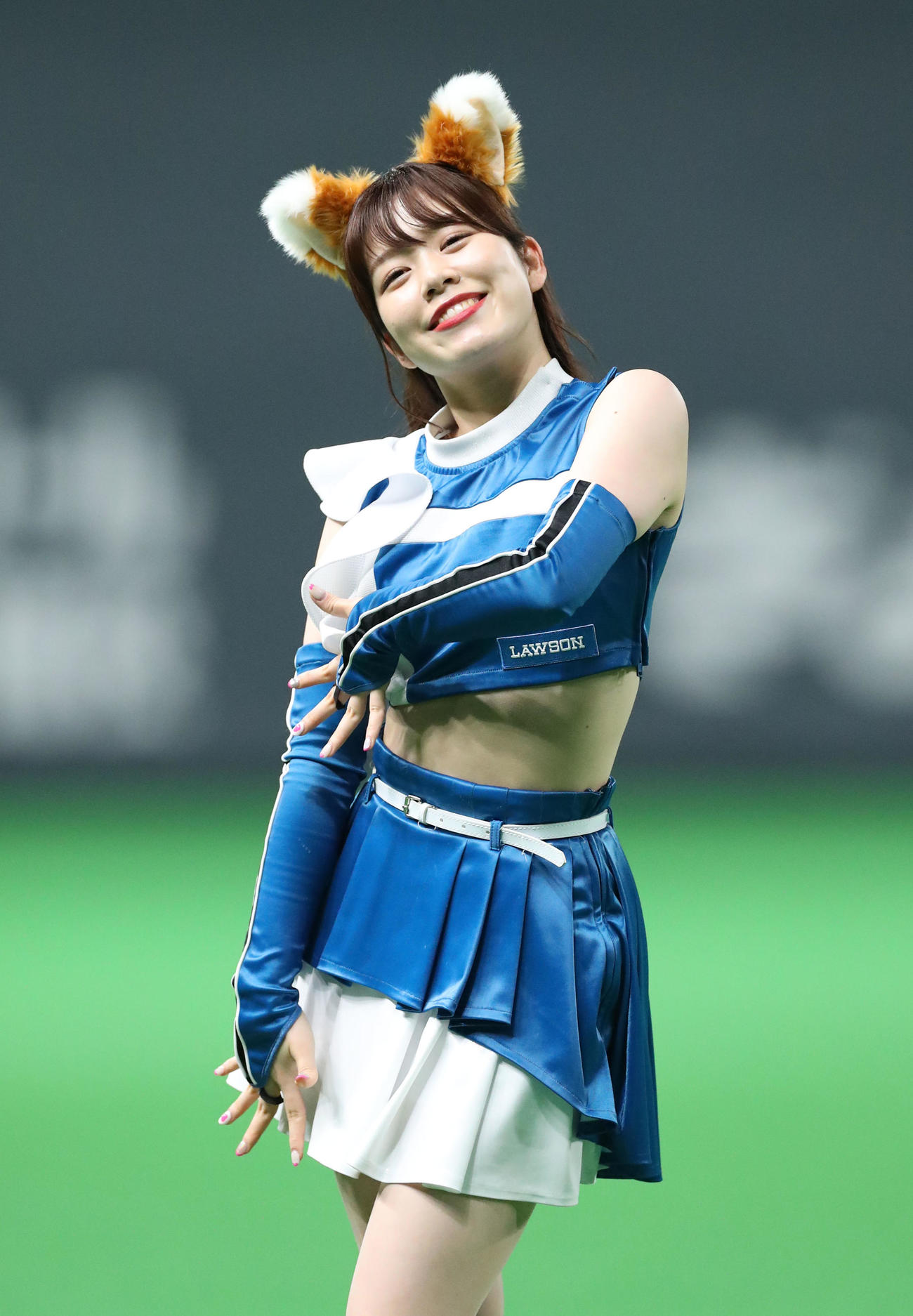 「きつねダンス」を踊るファイターズガール田中杏奈