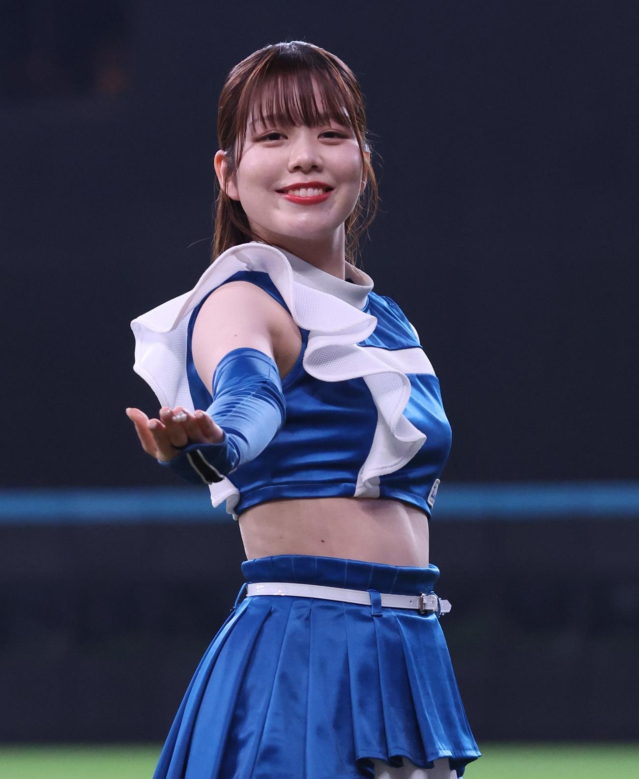 ダンスを踊るファイターズガールの田中杏奈