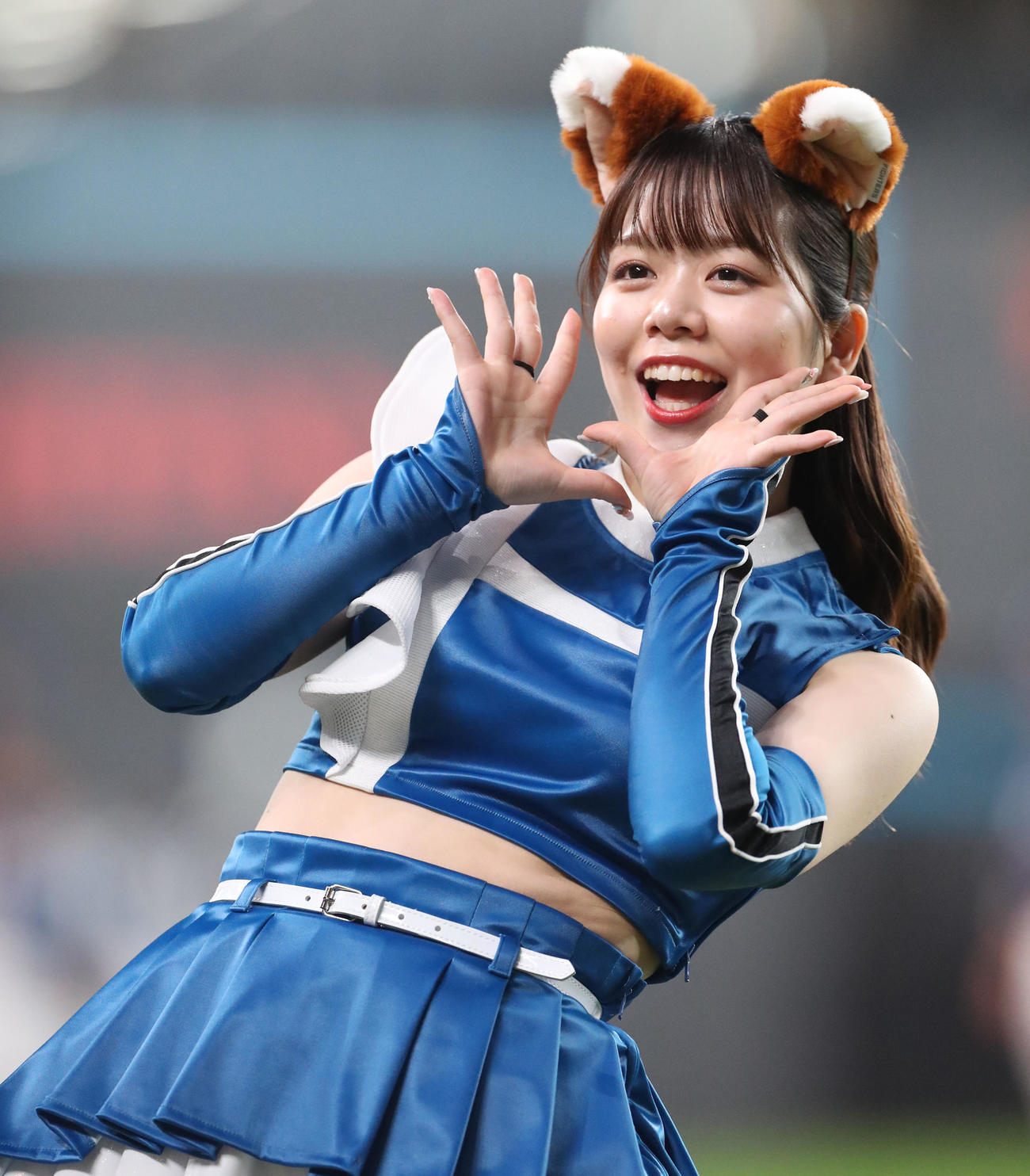 「きつねダンス」を踊るファイターズガールの田中杏奈