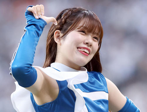 エスコンフィールドでパフォーマンスを行うファイターズガール田中杏奈