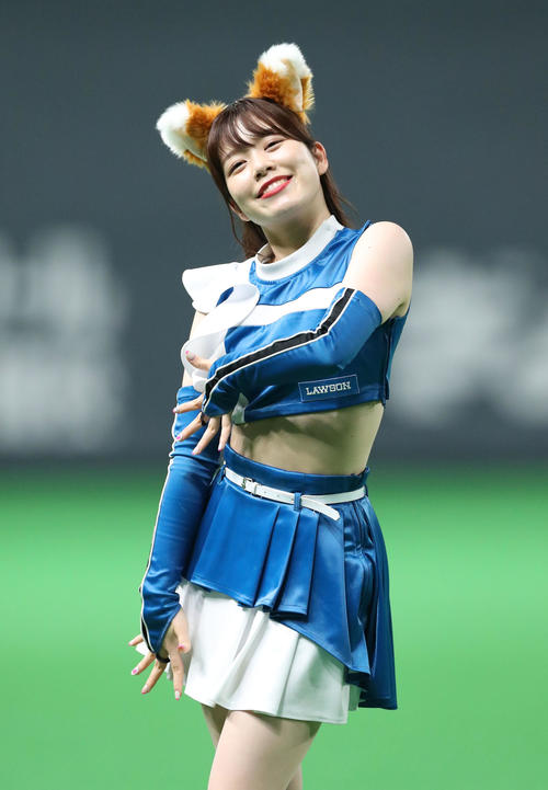 「きつねダンス」を踊るファイターズガール田中杏奈