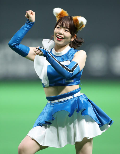 きつねダンスを踊るファイターズガール田中杏奈