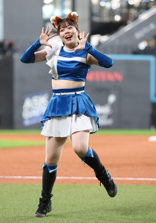 「きつねダンス」を踊るファイターズガールの田中杏奈