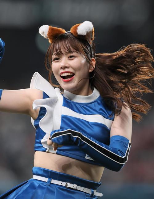 きつねダンスを踊るファイターズガールの田中杏奈