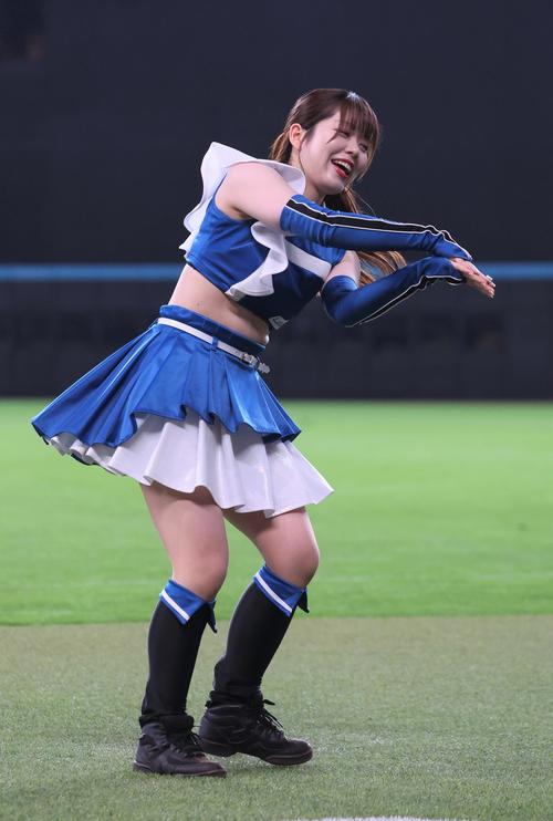 新曲の振り付けを初披露するファイターズガール田中杏奈