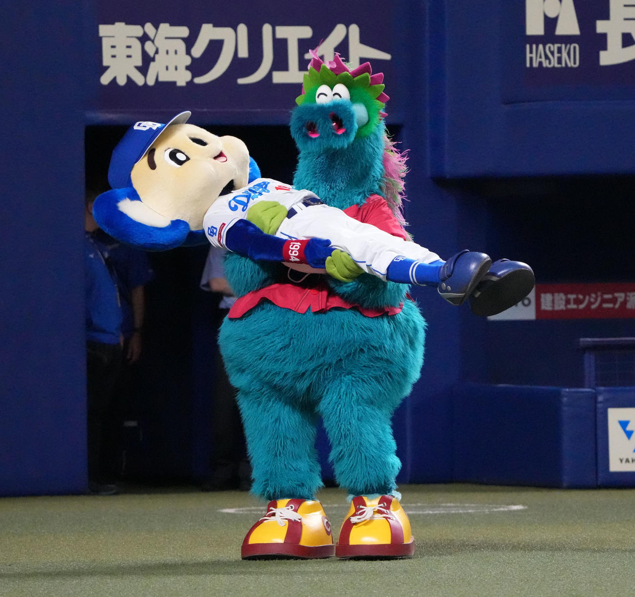 試合終了、スラィリーに抱っこされるドアラ（撮影・森本幸一）