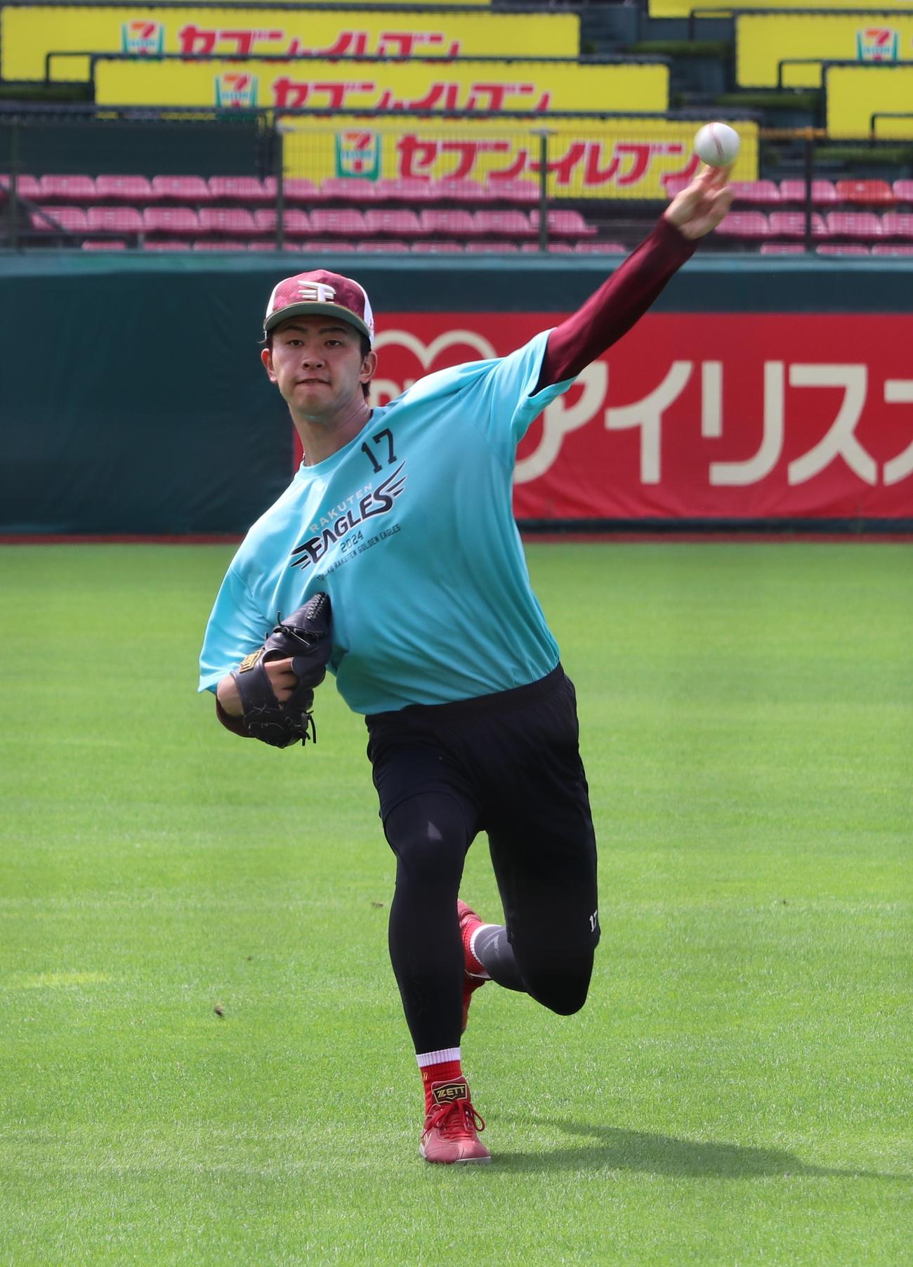 キャッチボールを行う楽天古謝（撮影・古川真弥）