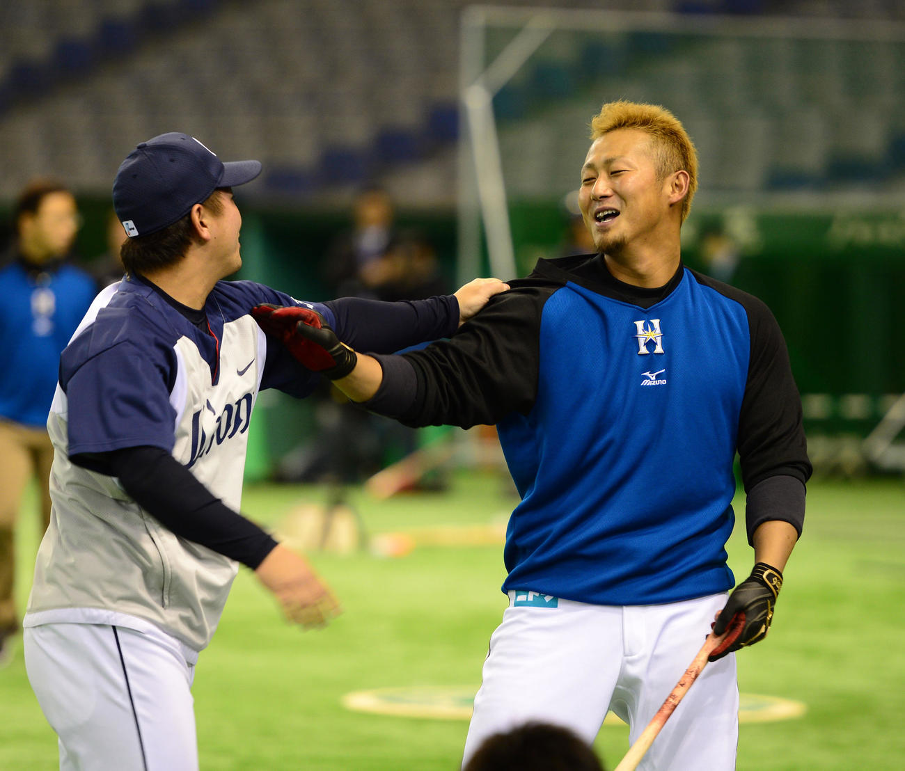 日本ハム対西武　試合前、高校時代にバッテリーを組んでいた西武岡田（左）から手荒いあいさつを受ける中田（2015年4月撮影）