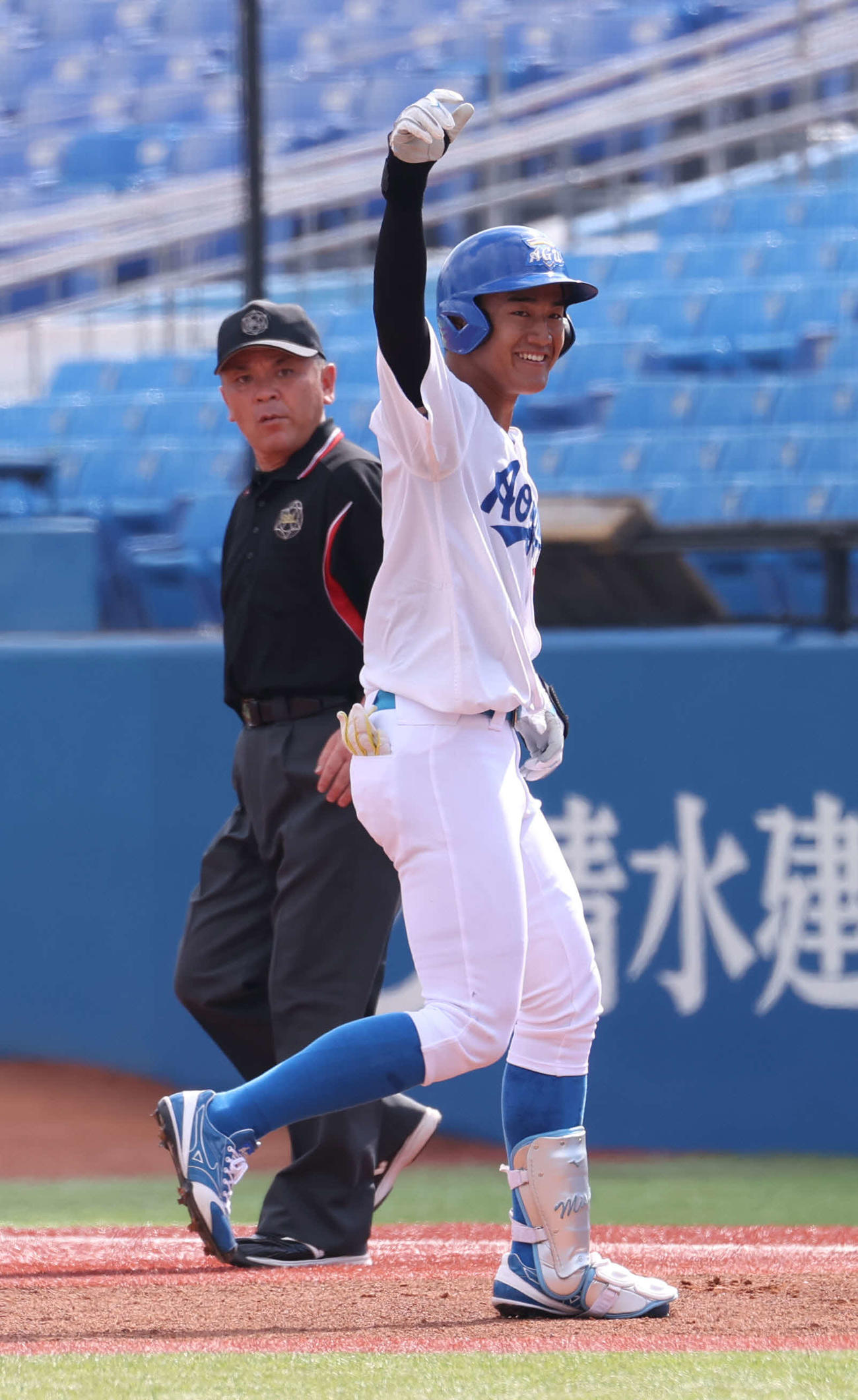 青学大対国学院大　1回表青学大2死二塁、西川は中前に適時打を放ちガッツポーズする（撮影・柴田隆二）