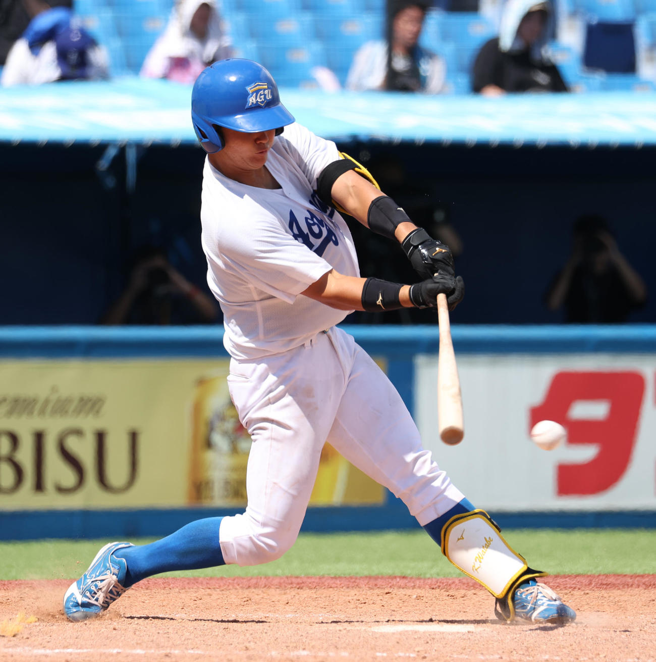 青学大対国学院大　5回表青学大1死三塁、渡部は中前に適時打を放つ（撮影・柴田隆二）