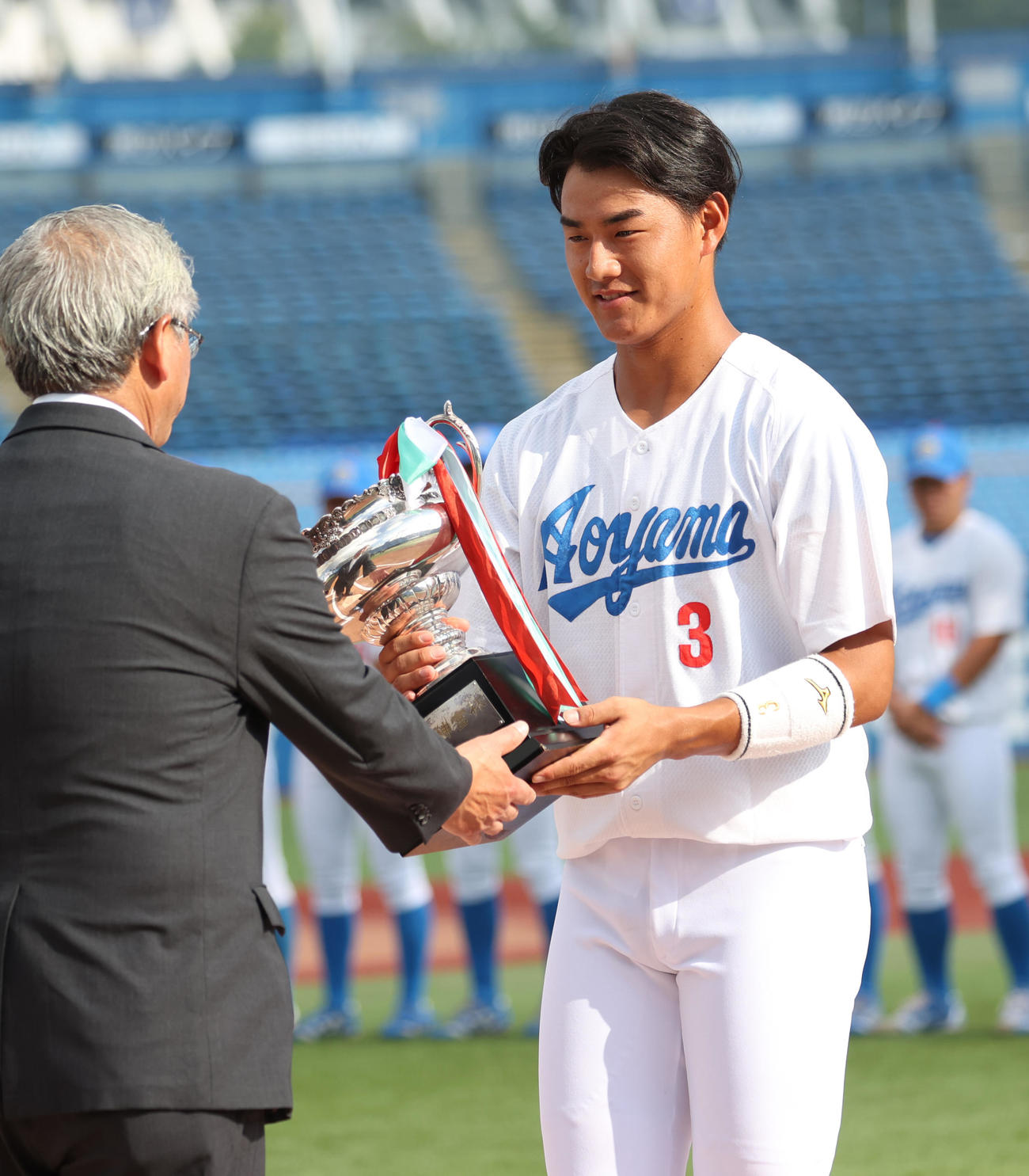 東都大学野球開会式で明治神宮杯を返還をする青学大・西川（右）（撮影・柴田隆二）