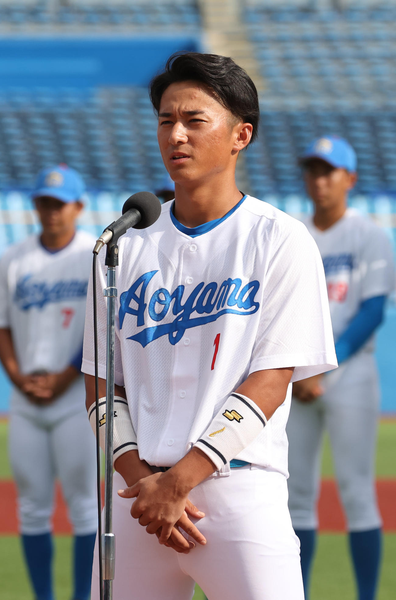 東都大学野球開会式で選手宣誓する青学大・佐々木泰主将（撮影・柴田隆二）