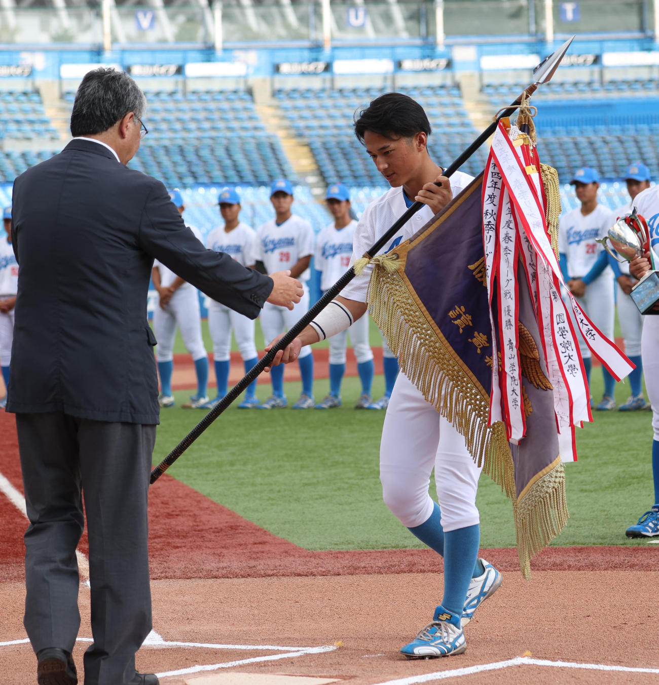 東都大学野球開会式で優勝旗返還をする青学大・佐々木（右）（撮影・柴田隆二）