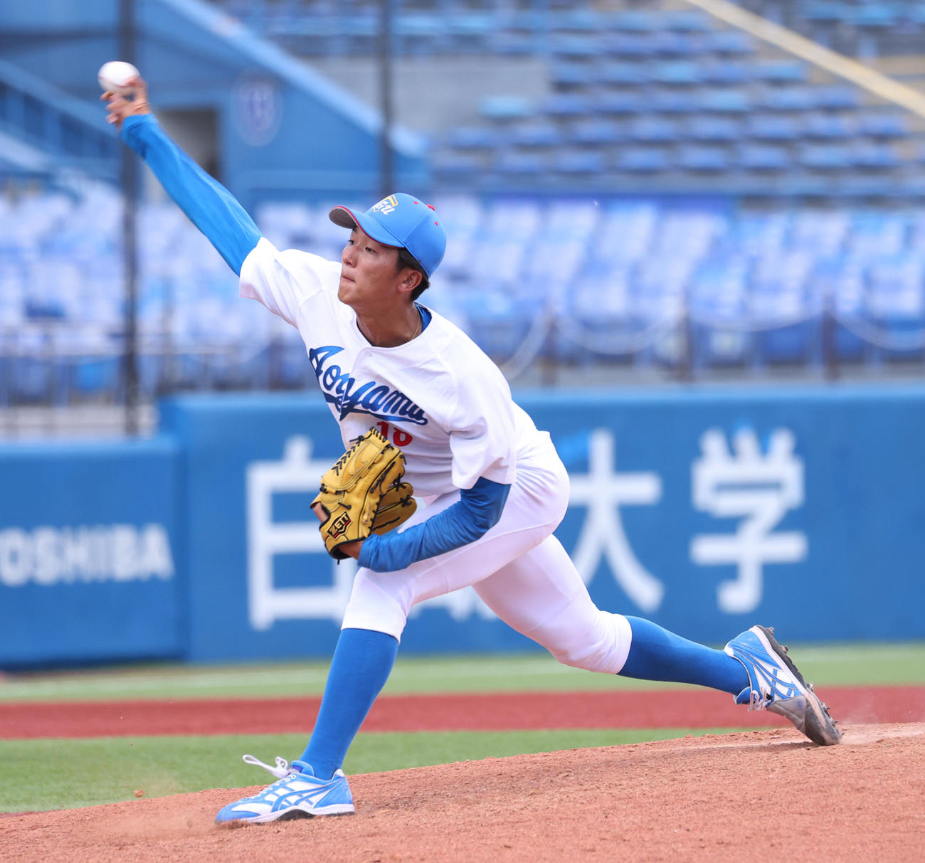 青学大対国学院大　6回途中から登板した青学大・鈴木（撮影・柴田隆二）