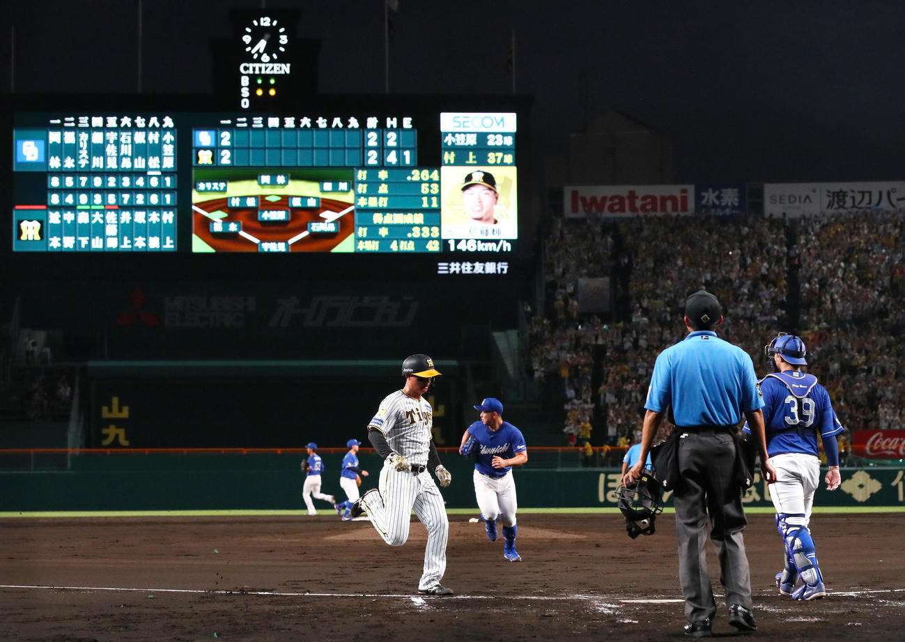 阪神対中日　1回裏阪神無死二、三塁、佐藤輝明の中前2点適時打で生還する森下翔太（2024年9月4日撮影）