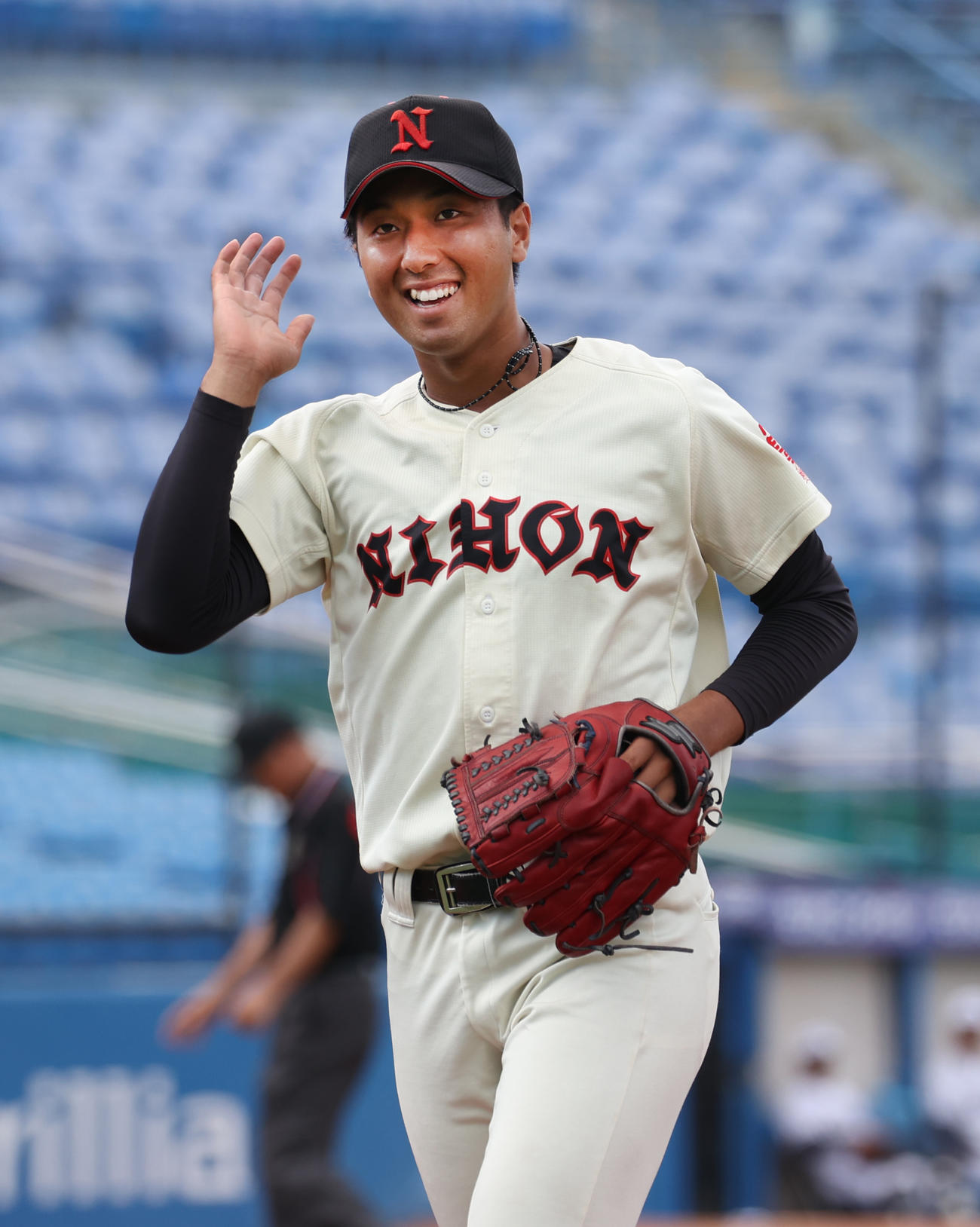 中大対日大　好投する日大・市川は笑顔を見せる（撮影・柴田隆二）