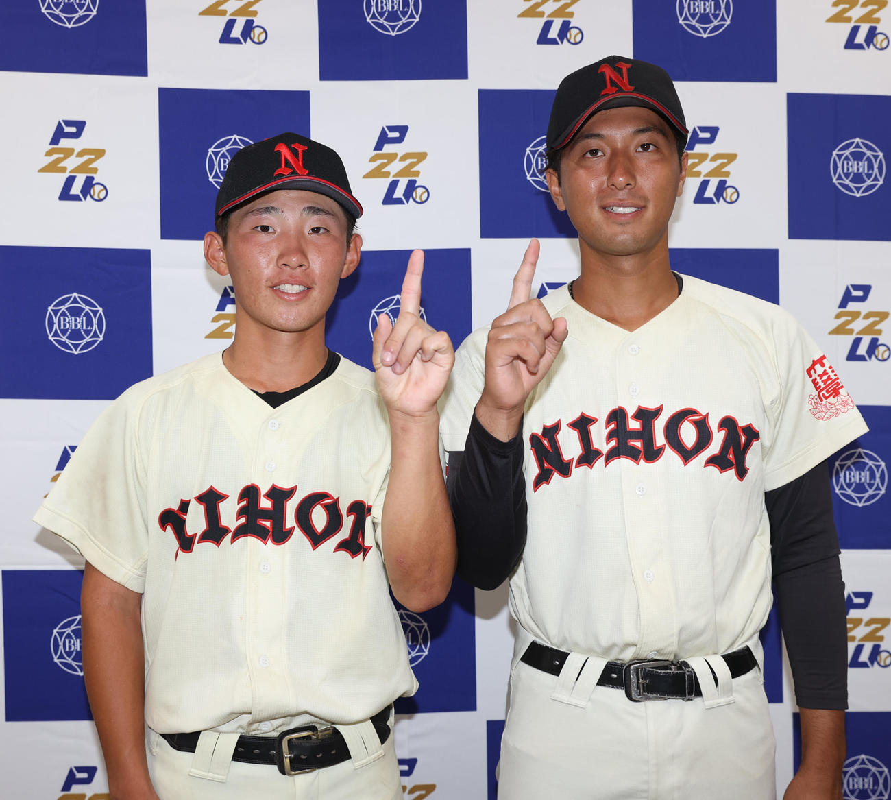 中大対日大　開幕戦を勝利した市川祐投手（右）と本塁打を放った菊地弘樹はポーズを決める（撮影・柴田隆二）