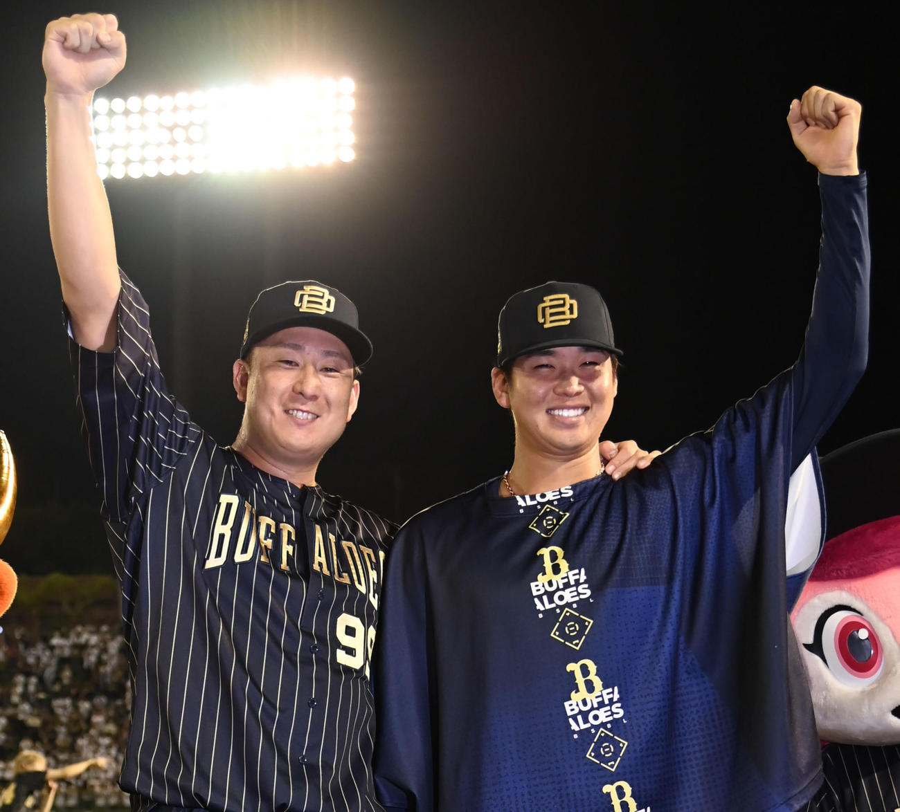 4日西武戦で3勝目を挙げた山下舜平大（右）。左は杉本裕太郎