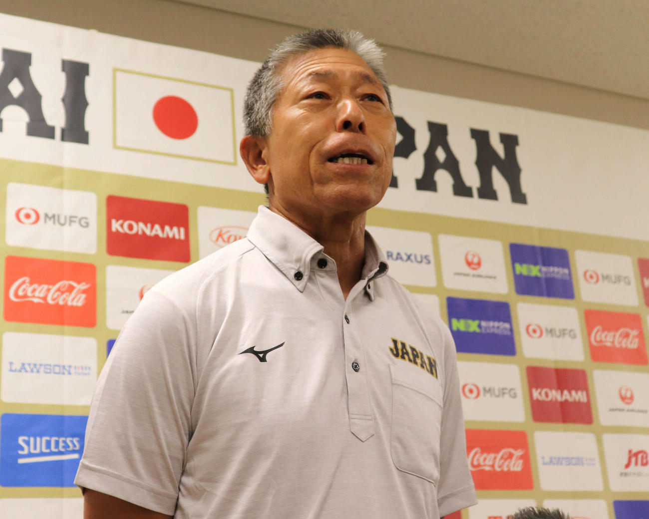 帰国後、取材に応じたU18高校日本代表の小倉監督（撮影・中島麗）