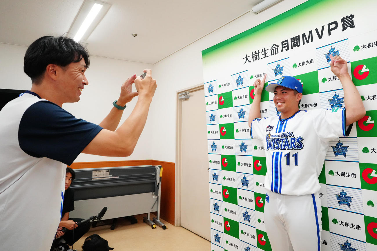 月間MVP賞を受賞し写真に納まるDeNA東（右）（撮影・江口和貴）