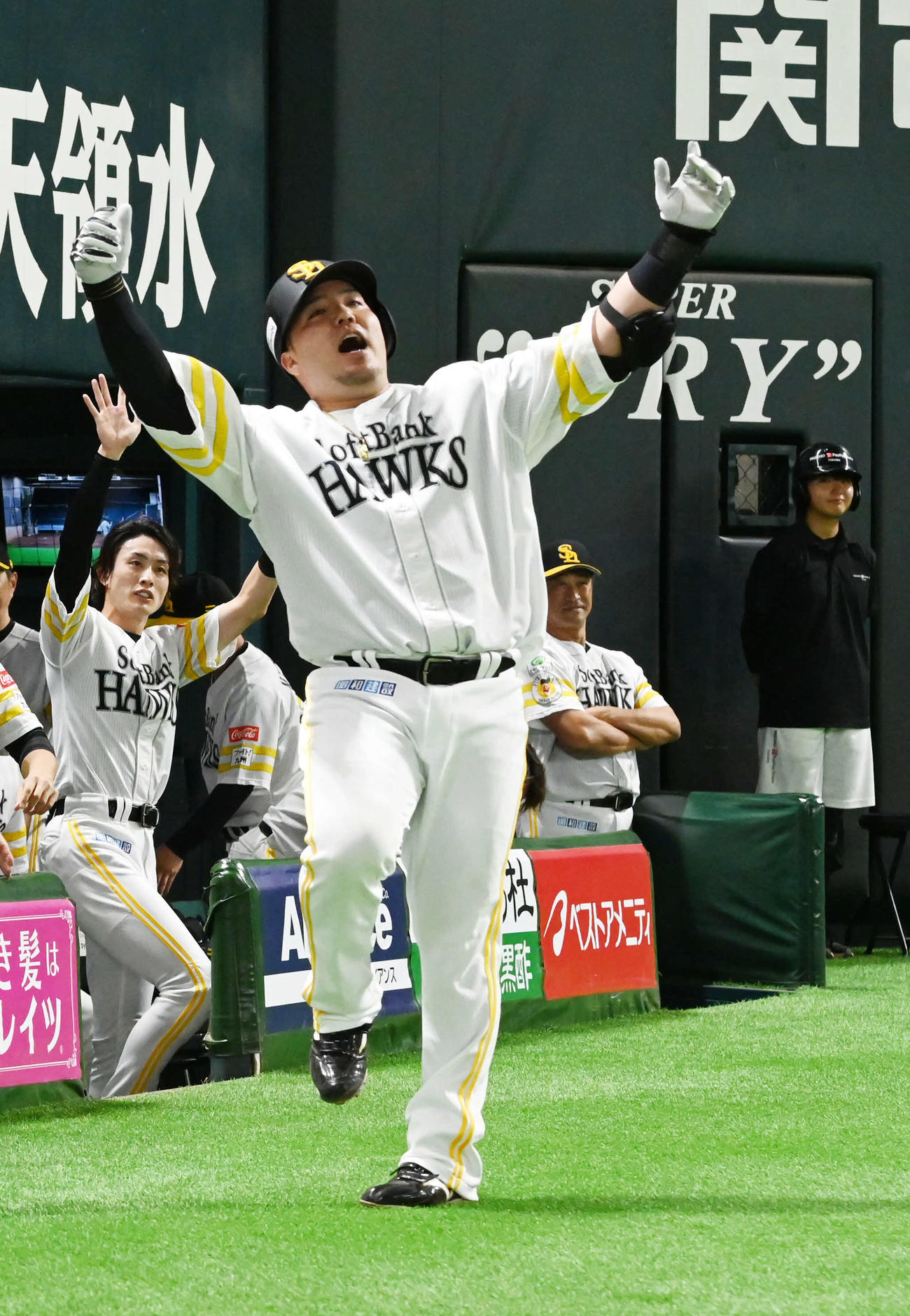 どすこいポーズを決める山川穂高（2024年8月16日撮影）