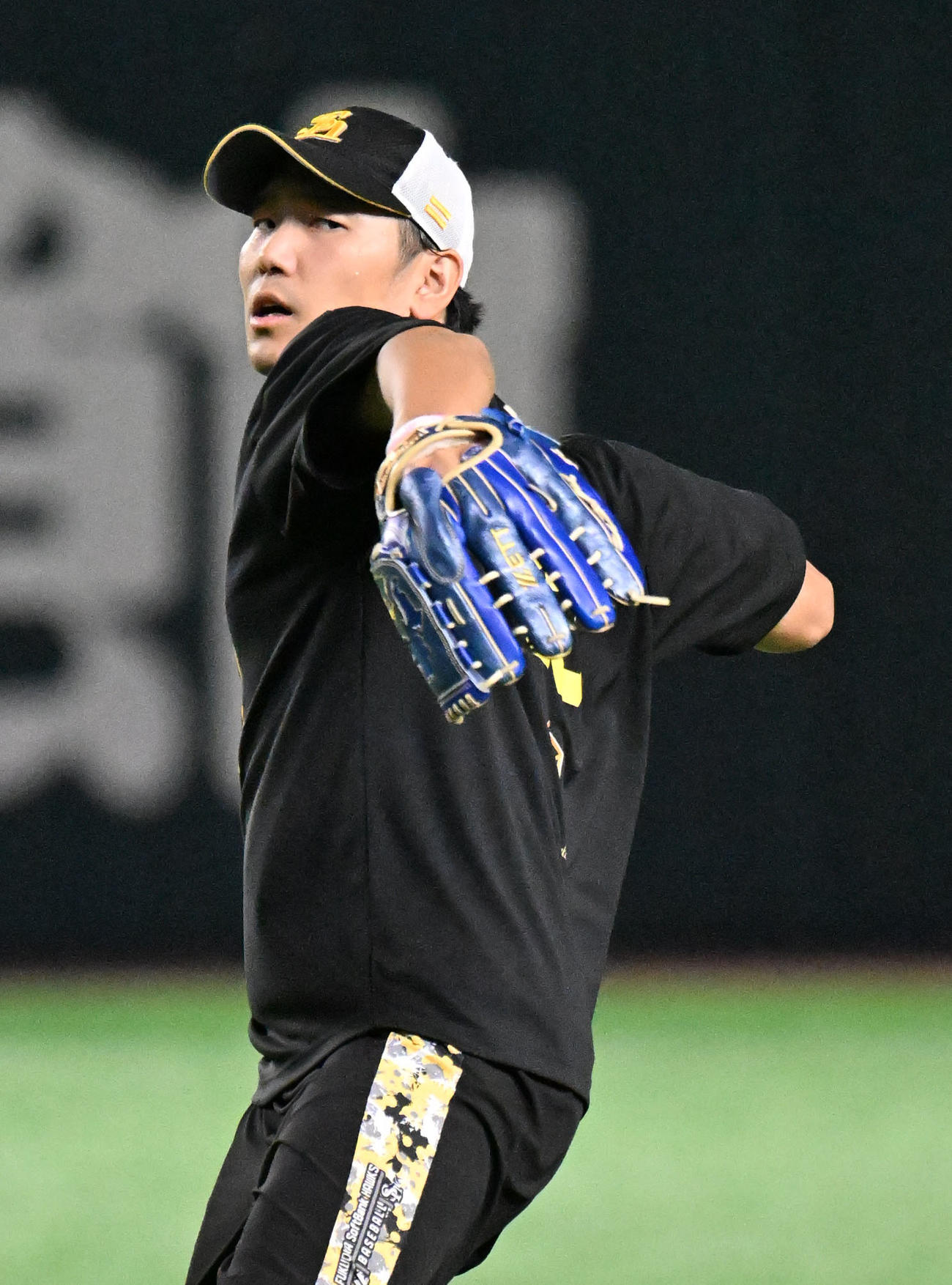 キャッチボールで調整する石川（撮影・林敢治）