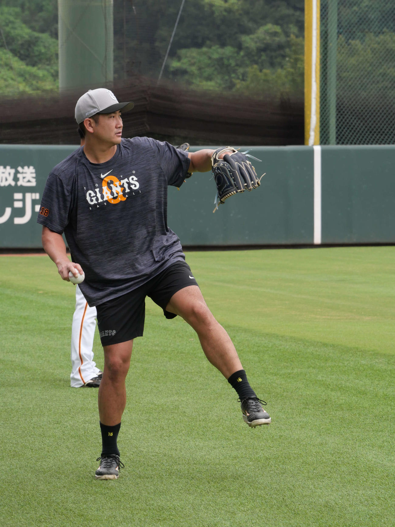 キャッチボールをする巨人菅野（撮影・上田悠太）