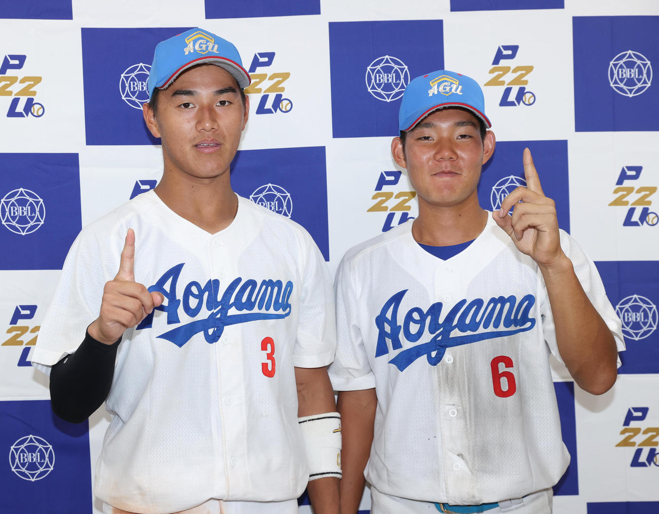 青学大対国学院大　開幕戦を勝利で飾りポーズを決める青学大・西川史礁（左）と山口翔梧（撮影・柴田隆二）