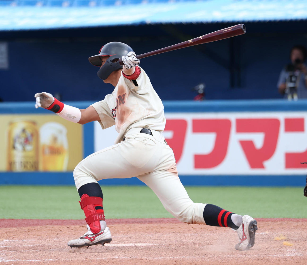 中大対日大　5回裏日大2死満塁、谷端は左前に適時打を放つ（撮影・柴田隆二）
