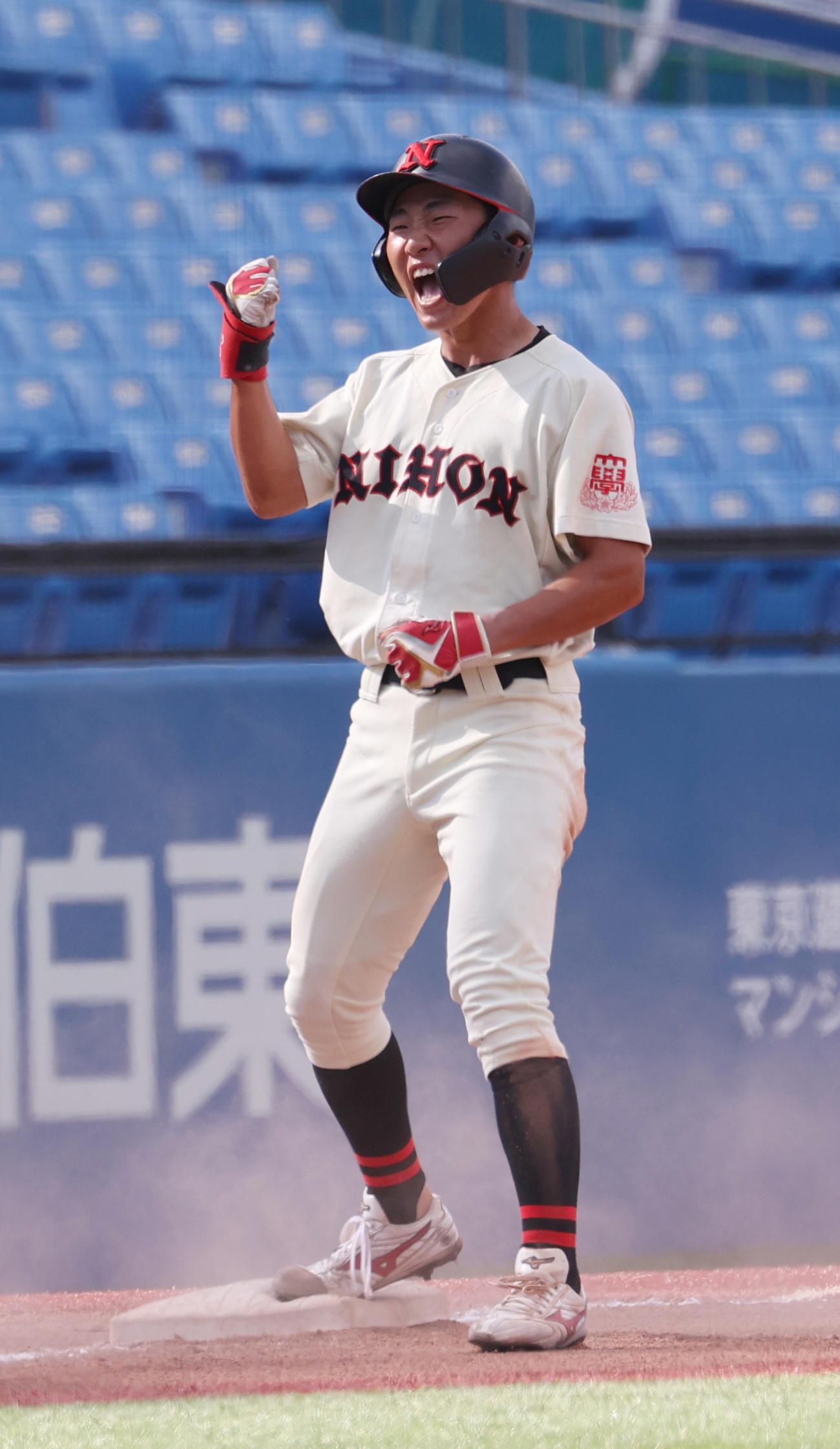 中大対日大　8回裏日大1死二塁、菊地は中越えに適時三塁打を放ちガッツポーズする（撮影・柴田隆二）