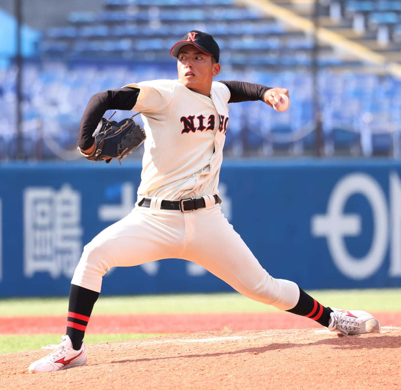 中大対日大　8回から登板した日大・山内翔（撮影・柴田隆二）
