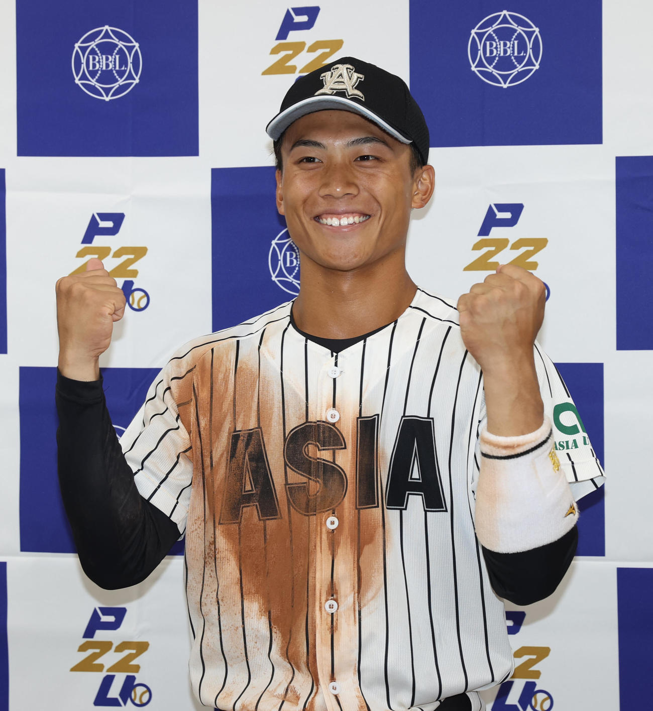 亜大対東農大　会見で決勝打の杉山駿はガッツポーズする（撮影・柴田隆二）