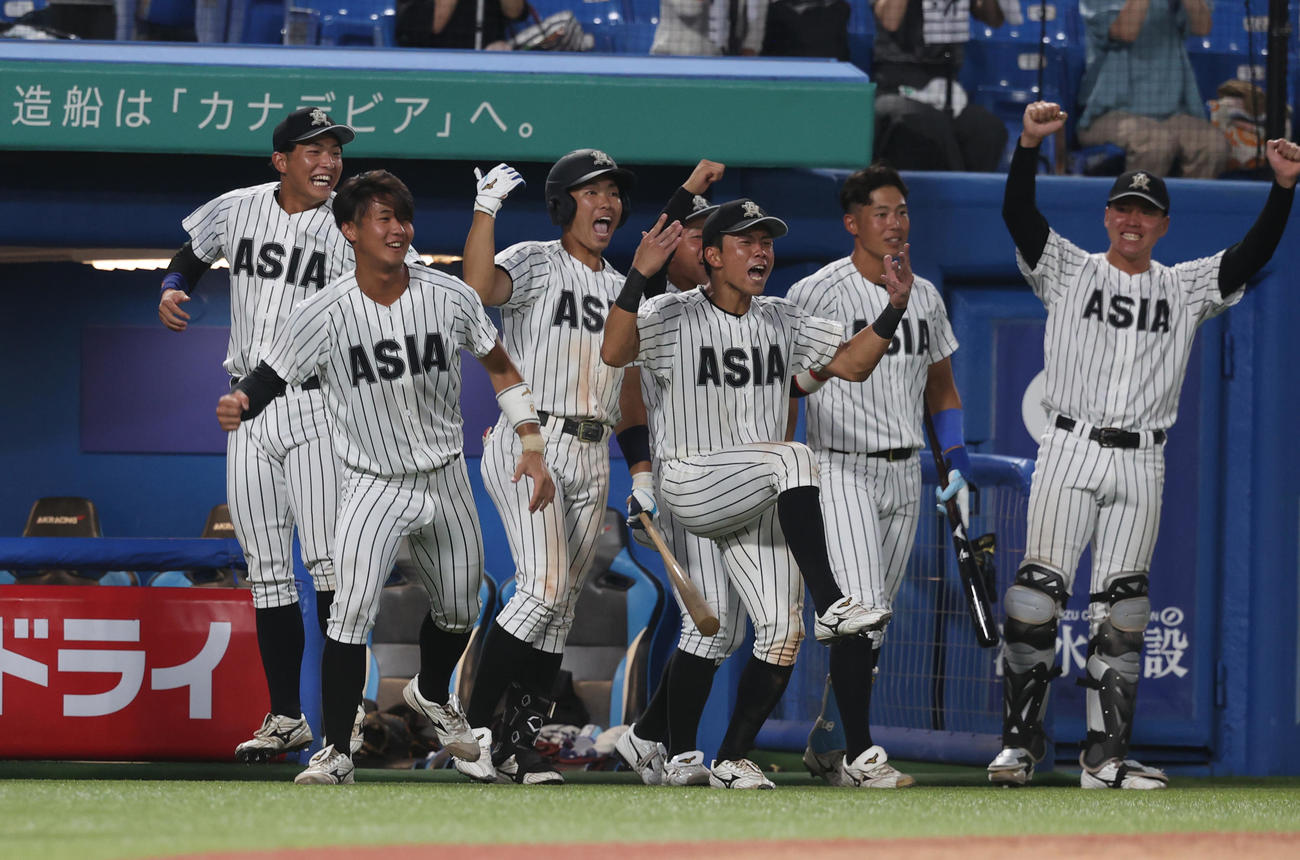 亜大対東農大　9回表亜大1死三塁、杉山の左前適時打に喜ぶ亜大ナイン（撮影・柴田隆二）