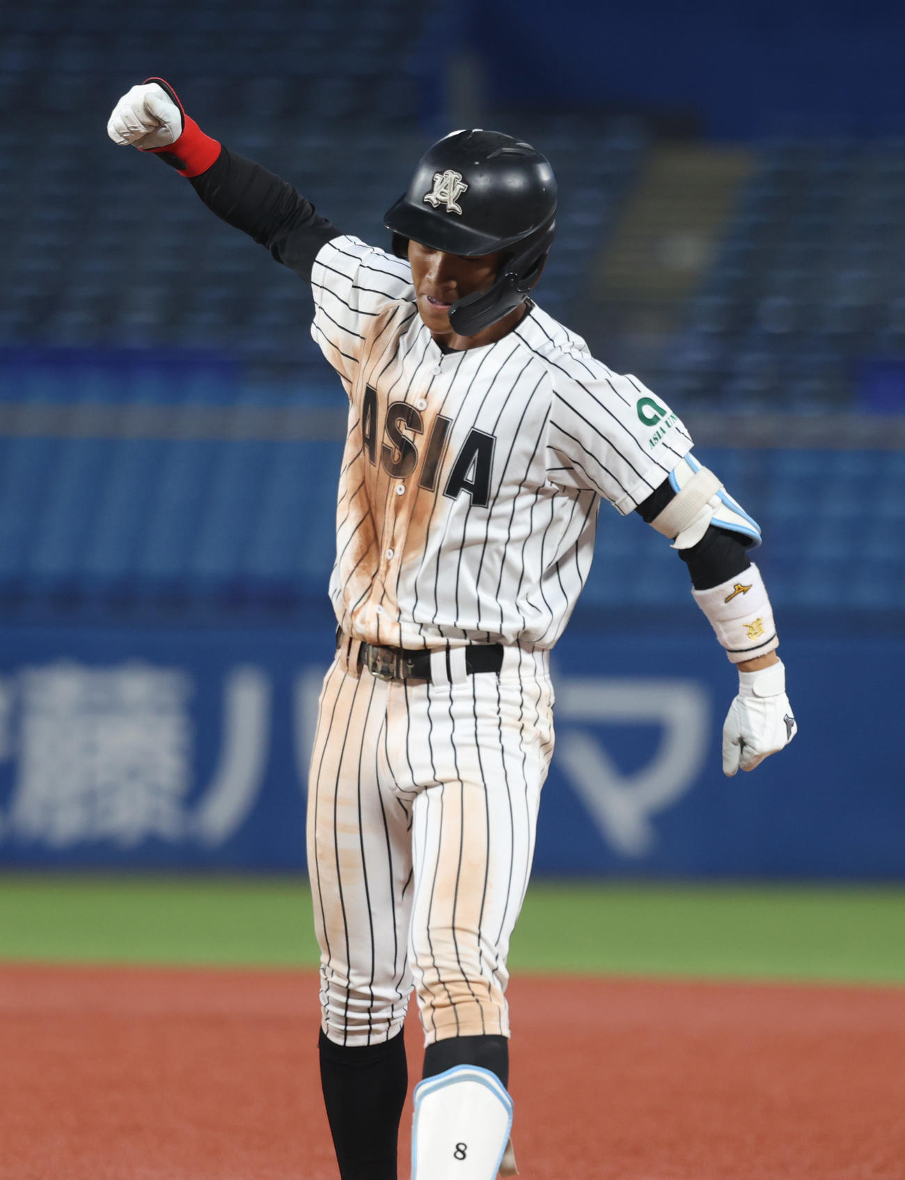 亜大対東農大　9回表亜大1死三塁、杉山は左前に適時打を放ちガッツポーズする（撮影・柴田隆二）