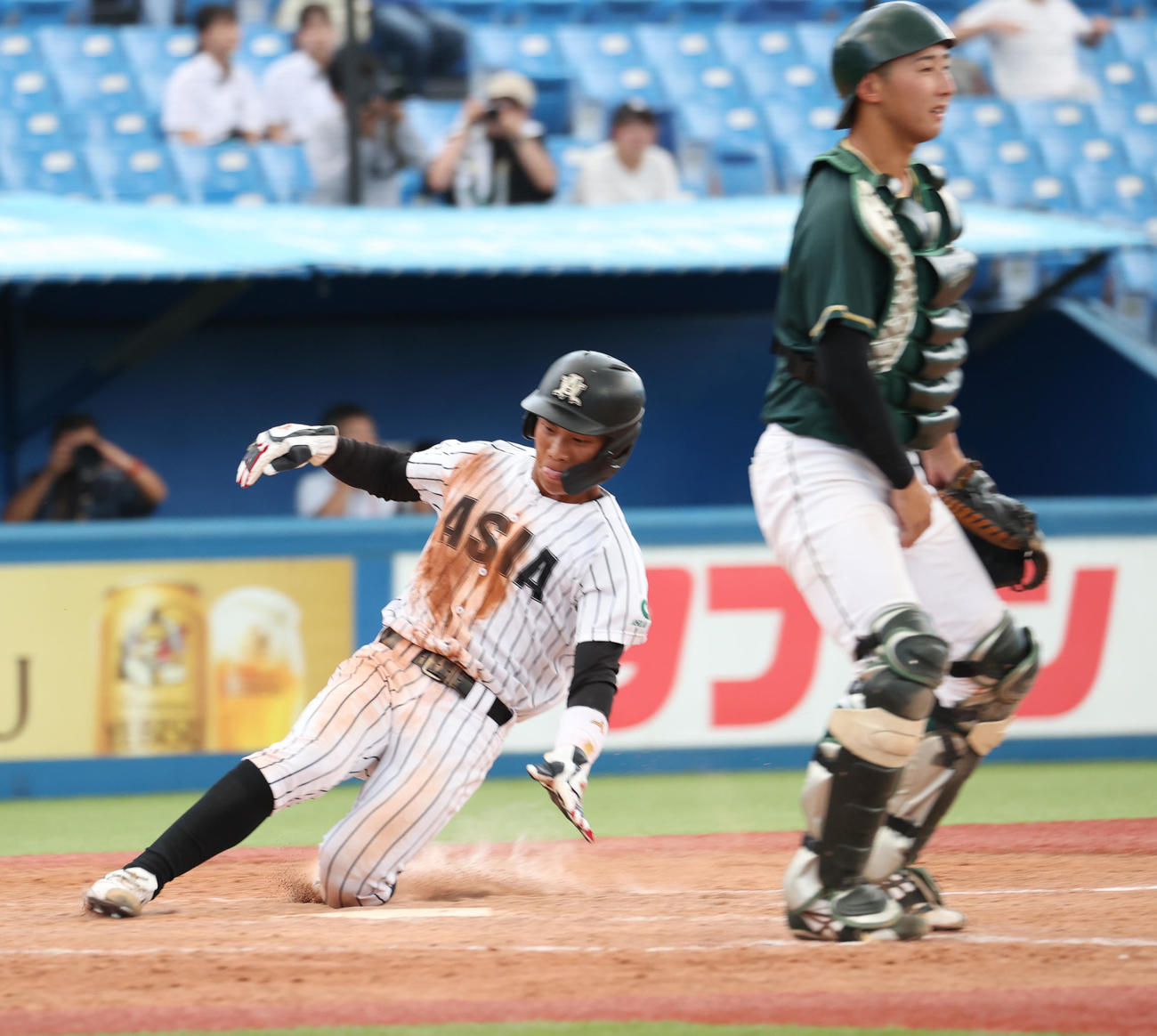 亜大対東農大　5回表亜大2死二塁、上原口の右前適時打で二塁走者杉山が生還する。捕手小原（撮影・柴田隆二）