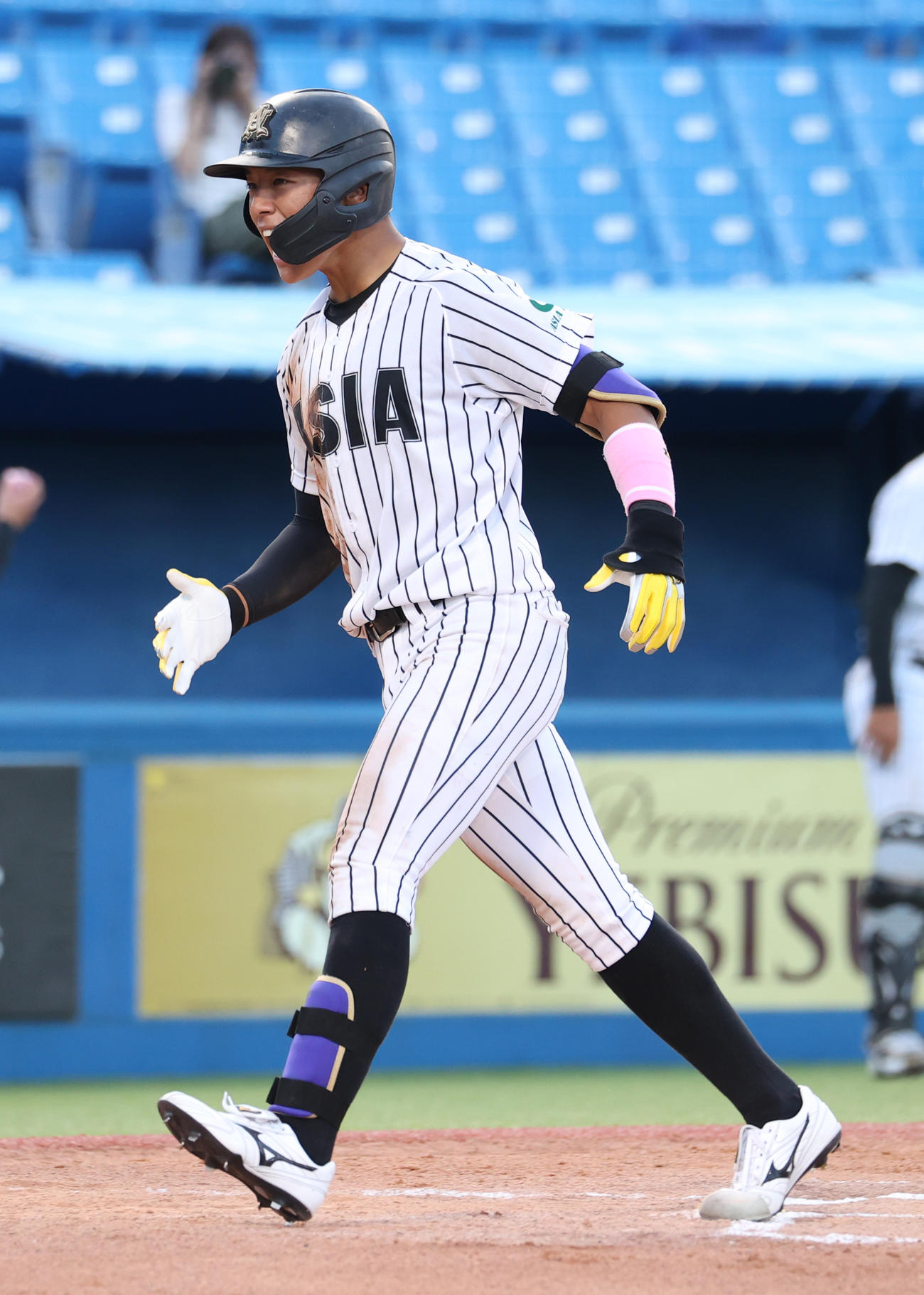 亜大対東農大　6回表亜大2死、山里は左越えに本塁打を放ち生還する（撮影・柴田隆二）