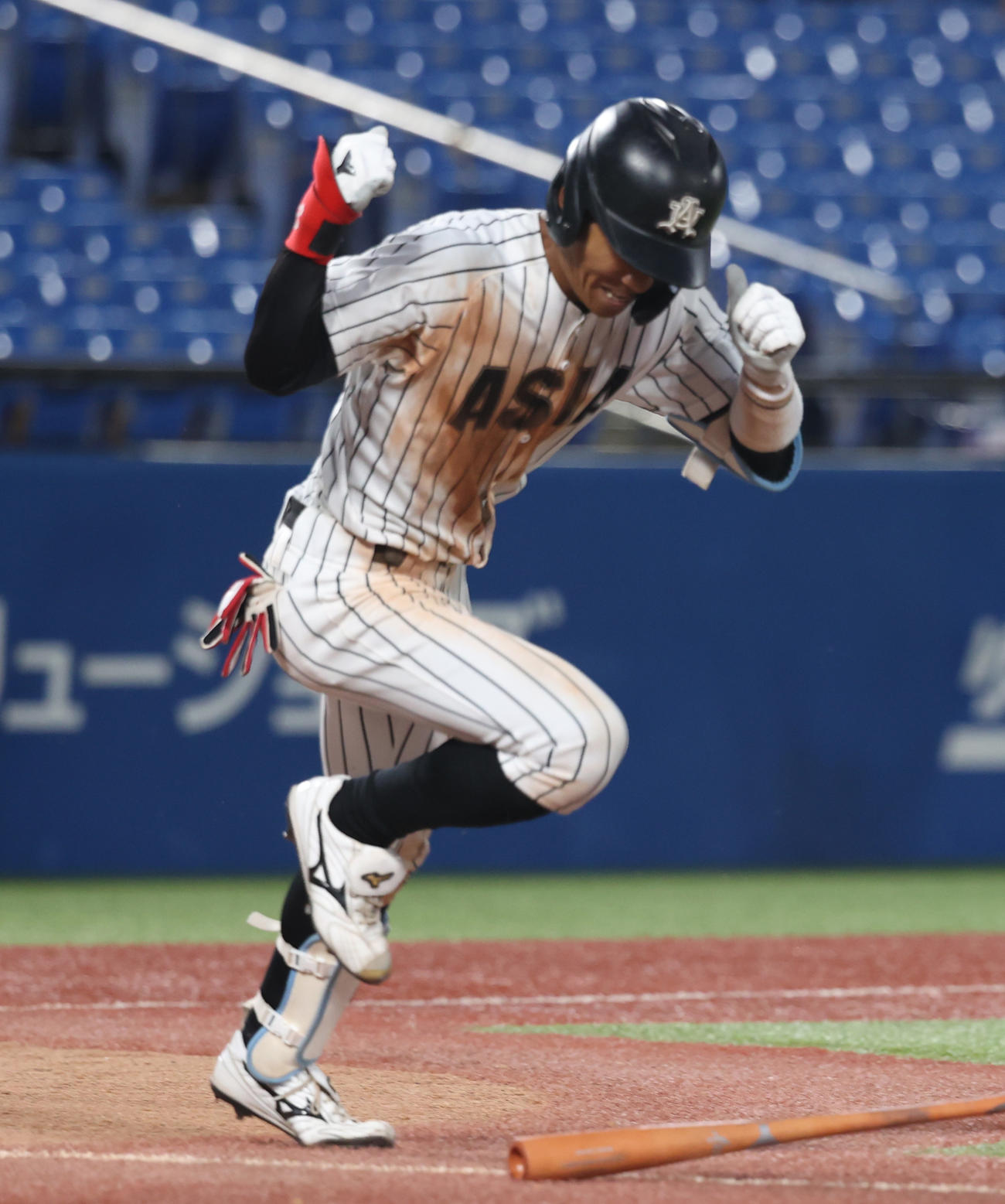 亜大対東農大　9回表亜大1死三塁、杉山は左前に適時打を放ちガッツポーズする（撮影・柴田隆二）