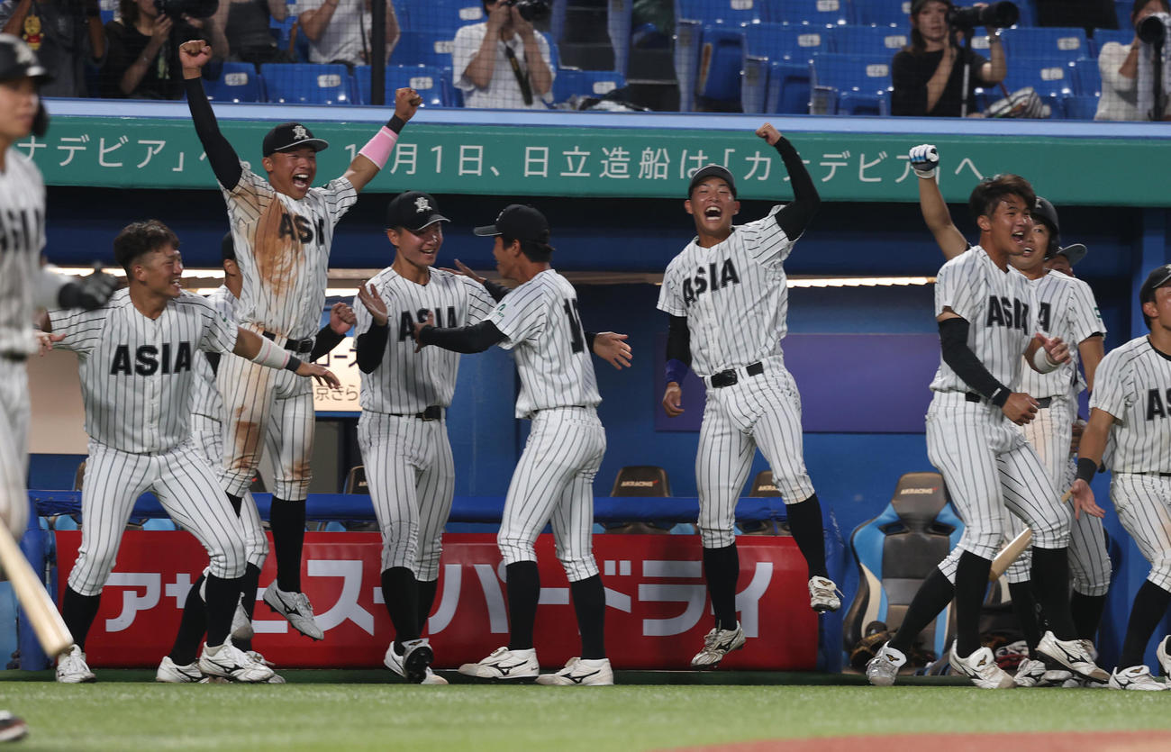 亜大対東農大　9回表亜大1死三塁、杉山の左前適時打に喜ぶ亜大ナイン（撮影・柴田隆二）